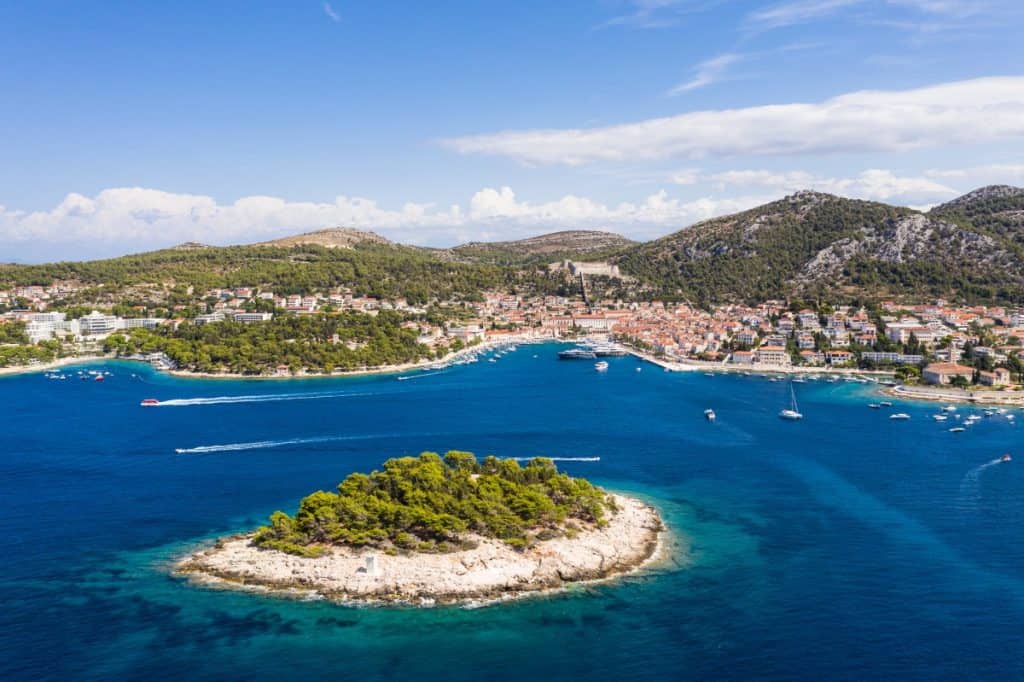 Hvar izvan glavne sezone: mir, priroda i autentičan doživljaj